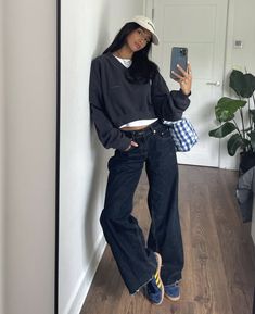 Kacky Pants Outfit, Winter Fit Inspo Aesthetic, La Work Outfit, November Outfits 2023, Cold College Outfit, Steeze Outfit, Autumn Fits 2024, Cargo Sweats Outfit, 50 Degree Weather Outfit Spring