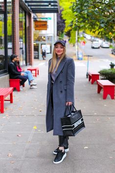 Avec Amber styling faux leather pants with grey pieces for fall. Full post: https://avecamber.blogspot.com/2024/11/fall-style-faux-leather-grey.html Office Dress Code, Mcqueen Sneakers, Parisian Vibes, Dior Book Tote, Paris Outfits, Cozy Chic, Todays Outfit, Leather Pieces