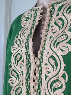 For Sale on 1stDibs - Elegant Moroccan caftan emerald green silk embroidered with white threads, circa 1970s. This long maxi dress kaftan is embroidered and embellished entirely Arabian Dress, Dress Kaftan, Moroccan Fashion, Silk Kaftan, Moroccan Caftan, Arab Fashion, Silk Embroidery, Moroccan Style, Green Silk