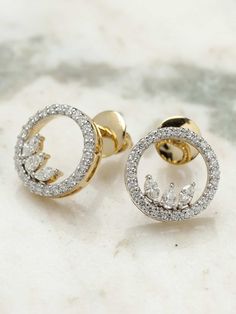 Saath Phere is a pair of modern diamond earrings for the 21st century.
Culturally inspired by the Indian wedding traditions, Saath Phere, meaning “seven rounds” around the holy fire, is a modern pair of earrings.
Handmade. 18K solid gold. Real diamonds from Mother Earth.