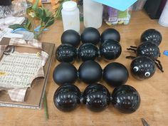 there are many black balls on the table