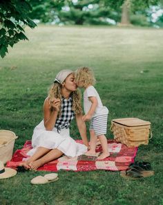 Family Picnic Ideas | What to Pack, What to Eat, & More! - MY CHIC OBSESSION Summer Picnic Family Photoshoot, Picnic Kids Photoshoot, Picnic Family Photoshoot Ideas, Mom Playing With Kids, Family Picnic Aesthetic, Kids Picnic Ideas, Picnic Photoshoot Family, Picnic With Baby, Picnic Family Photoshoot