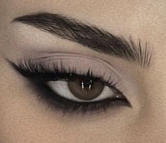 Cat Eyeliner With Eyeshadow, Dark Feminine Nails Ideas, Siren Eyes For Big Eyes, Dark Siren Eye Makeup, Makeup Ideas Big Eyes, Sharp Smokey Eye, Black Eyeliner Makeup Looks, Big Siren Eyes, Black Eye Makeup Halloween