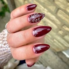 17 ongles courts mignons et adorables en amande rouge cerise Burgundy Nails Acrylic, Maroon Nail Polish, Maroon Nail, Burgundy Nail Art, Nails 2023 Trends, Burgundy Nail Polish, Burgundy Nail Designs