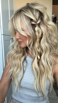 Harmony Beus | I love the look of claw clips, but I always have a hard time getting them to stay, and hold the hair 😩 Utilizing a ponytail first, solves... | Instagram Boho Hairstyles, Claw Clip, Curled Hairstyles