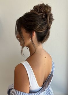 Messy loose updo hairstyle inspiration Bridesmaid Hair Inspo, Bridemaids Hairstyles, High Bun Hairstyles, Messy Hair Updo, Wedding Hair Up, Bridesmaid Hair Makeup, Wedding Guest Hairstyles, Trendy Hairstyle