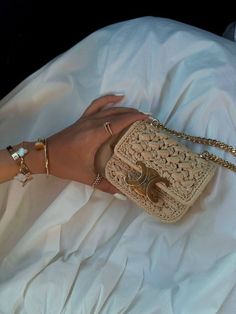 Gold Bag Aesthetic, Luxury Bags Collection, Fancy Bags, Luxury Purses, Outfit Look