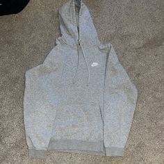 Never Worn Grey Sweatshirt Nike, Gray Nike Hoodie Outfit, Nike Gray Hoodie For Streetwear, Nike Casual Hoodie With Adjustable Hood, Casual Nike Hoodie With Adjustable Hood, Nike Heather Grey Hoodie For Fall, Nike Athletic Heather Hoodie For Winter, Nike Hoodie In Athletic Heather For Winter, Nike Heather Grey Casual Hoodie