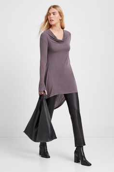 Transformative pieces like our Yorkville Tunic work hard to make you look good, so you don't have to. She's fashioned from flowy sheer material with a multi-way neckline you can wear as a cowl-neck, or completely off-shoulder. Her long sleeves are complete with thumbholes for a touch of athleisure-luxe, and her back dips with a dramatic drape for the ultimate exit.[SPLIT] Maritza, in anthracite, is 5'9.5" (177 cm) tall, wearing size XS. Sam, in light beige, is 5'8" (173 cm) tall, wearing size XS Versatile Stretch Blouse For Layering, Versatile Fall Tunic, Elegant Cowl Neck Top For Fall, Fitted Cowl Neck Sleek Top, Sleek Viscose Tops For Fall, Sleek Fitted Cowl Neck Top, Chic Fall Blouse With Foldover Top, Cowl Neck Tops For Night Out In Spring, Spring Cowl Neck Top For Night Out