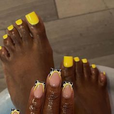 Nail Tech 🧚🏾‍♀️ | Jackson, MS & Flowood, MS on Instagram: "simple & cute 💛 book this look under: short french tips+hand drawn art / acrylic toe overlay+full gel polish #mississippinailtech #explore #nailtech #jacksonmsnailtech #clintonmsnailtech #brandonmsnailtech #flowoodmsnailtech #explore #nails #nailsofinstagram #nailinspo #jacksonmswaxer #jacksonmswax#jacksonmsnails #longnails #extendonails #ombre #jacksonnailtech #brandonmsnails #clintonmsnails #travelingnailtech #travelingmsnailtech #b Nail Shapes Square, Yellow Nails Design, Colored Acrylic Nails, Dope Nail Designs, Short Square Acrylic Nails, Unique Acrylic Nails