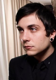 Frank Iero Twitter Roasts, Frank Iero 2000s, Frank And Gerard Matching Pfp, Frank Iero Outfit, Frank Iero Side Profile, Jamia Iero, Punk Fashion Diy