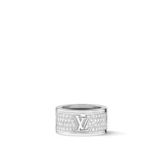 The large white gold and diamonds ring is a standout of les gastons vuitton, a collection conceived as a tribute to the creative, extravagant personality of louis vuitton’s grandson, gaston-louis vuitton. Its timeless yet modern design combines an engraved monogram signature with the dazzle of 140 finely set diamonds. A distinctive, eye-catching jewel that embodies the house’s heritage and know-how. Luxury White Gold Diamond Ring, Luxury White Rings, Luxury White Rings With Vs Clarity, Luxury Platinum Diamond Ring With Vs Clarity, Designer White Gold Rings For Everyday Luxury, Louis Vuitton Official Website, Wide Ring, Ring White Gold, Diamonds Ring