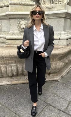 Grey Blazer Outfit Work, Gray Blazer Outfit Women, Grey Blazer Outfit, Office Girl, Classy Streetwear, Blazer Outfits Casual, Pencil Skirt Casual, Blazer Outfits For Women, Corporate Fashion