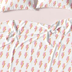 This preppy design with lightning bolts is sure to brighten up your bedroom. High-quality super soft duvet cover for the sweetest dreams Between sleeping and lounging, we spend a lot of time in our beds. Feel comfy, and cozy and have the sweetest dreams after a long day in your new, made-to-order, unique bedding sets. The duvet cover allows you to change the style or color choice of your bedding with a simple switch of the cover. Swapping the cover can easily transform your whole bedroom aesthet Bedding Preppy, Preppy Bedding, Preppy Dorm Room, Cute Dorm, Girls Bedding, Preppy Decor, Unique Bedding Sets, Room Decor Aesthetic, Nursery Mural