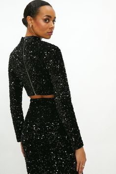 If you're after that WOW factor - look no further. Our ultra-glam top is designed in a cropped style and adorned with super shimmery sequins for a statement finish. Black Sparkly Long Sleeve Top, Glittery Long Sleeve Top, Long Sleeve Glitter Top, Cocktail Party Outfit Black, Black Sequin Top Outfit, Sequin Top Outfit, Sequin Black Top, Party Outfit Black, Casual Bar Outfits