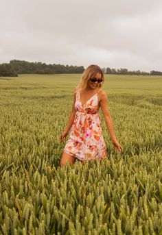 This stunning floral-patterned dress features tie straps, a wrap neckline, and an elastic back for a comfortable and flattering fit. With its flowy and lined design, it's the perfect choice for any occasion. Colors: floral - green Sizes: S/M/L S: Length 33.9 in - Width 14.2 in L: Length 35.4 in - Width 15.7 in 70% Viscose - 20% Cotton - 10% Silk Washing: Handwash Feminine Summer Floral Dress With Tie Back, Summer Floral Dress With Spaghetti Straps For Garden Party, Summer Floral Dress With Tie Back, Flowy Sundress With Adjustable Straps For Garden Party, Summer Vacation Floral Dress With Adjustable Straps, Spring Floral Dress With Tie Back For Beach, Summer Floral Dress With Adjustable Straps, Summer Floral Dress With Adjustable Straps For Vacation, Flowy Summer Floral Dress With Spaghetti Straps