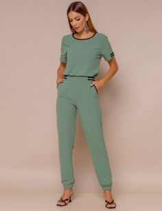 Conjunto Galão Pesponto Verde Preto | To Fashion Doctor Outfit, Look Casual Chic, Medical Outfit, Classy Dress Outfits, Tshirt Outfits, Classy Dress