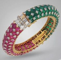 Bangles Jewelry Designs, Diamond Jewelry Designs, Bracelets Gold Diamond, India Jewelry, Diamond Bangle, Fabulous Jewelry, Gorgeous Bracelet, Bracelet Collection, Best Diamond