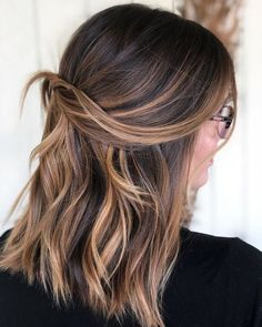 Effet retour de vacances, ce balayage léger reproduit les effets du soleil sur les cheveux. 100% fondu et bluffant de naturel, c’est le “vacation glow”! Adapté à toutes les carnations, les blondes comme les brunes, il apporte un maximum de brillance!RDV sur Chosen-paris.fr. Nous sélectionnons le meilleur coiffeur en fonction de vos besoins, à partir d’un diagnostic capillaire complet. #haircolor #haigoals #cheveux #beauty #hairstyle #selfcare #hair #coifeur #balayageblond #blondhair #effetsoleil Hair Color Ideas For Brunettes Balayage, Hair Plait, Plait Styles, Updo Easy, Hairstyles Anime, Hairstyles School, Anime Hairstyles, Office Hairstyles