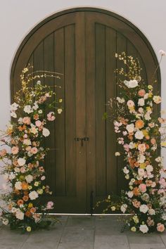 Stunning twist on the tradition wedding arch, this flower arrangement features two separate half arches. Wedding flowers for wedding ceremony Traditional Wedding Arch, Flower Arrangements Unique, Flowers For Ceremony, Unique Wedding Arch, Arch Wedding Flowers, Wedding Flowers Garden, Wedding Ideas Garden, Wedding Decor Summer, Garden Wedding Decor