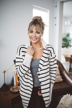 Cara Loren, Dunner Wordend Haar, White Striped Sweater, Brown Blonde Hair, Trending Hairstyles, Grunge Hair, Short Hairstyles For Women, Striped Sweater