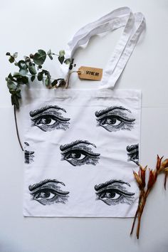 Tote bag 100% coton imprimé à la main. Chaque impression est une œuvre artisanale unique. D'un sac à l'autre, les impressions peuvent varier légèrement. Edition de 10 exemplaires. Chaque sac est numéroté! Lavage en machine à 30o max. de préférence avec un détergent doux. Existe aussi en gris. Veuillez me faire savoir si votre commande est un cadeau et je serai plus qu'heureuse de l'emballer avec amour. Laissez-moi juste une note lors de la commande si vous souhaitez également inclure une note pe White Canvas Bag With Graphic Print, White Canvas Bag With Screen Print, White Screen Print Canvas Tote Bag, White Screen Printed Canvas Bag, Everyday White Canvas Bag With Screen Print, White Cotton Bag With Graphic Print, White Hand Printed Canvas Bag For Everyday Use, White Screen Print Bags For Everyday Use, Hand Printed White Cotton Canvas Bag