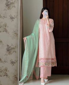 Stylish Kurtis Design, Desi Outfits, Pakistani Formal Dresses, Smart Casual Dress, Pakistani Style