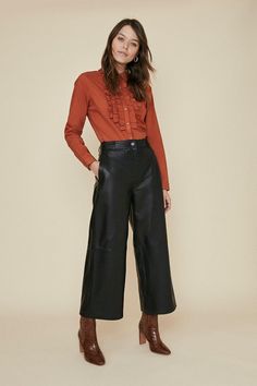 Cropped Trousers Outfit, Leather Trousers Outfit, Leather Culottes, Wide Leg Pants Outfit, Outfit Inspiration Women, Leather Pants Outfit, Smart Outfit