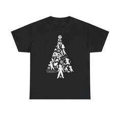 Dieses Dragon Ball Z Weihnachtsbaum T-Shirt ist das perfekte festliche T-Shirt für Anime Fans, die nach einem einzigartigen Weihnachtsgeschenk suchen. Dieses T-Shirt aus schwerem Baumwollstoff ist stark, glatt und ideal zum Drucken. Die klassische Passform sorgt für eine bequeme, entspannte Abnutzung, die zu jeder Gelegenheit passt, während das abreißbare Etikett zu einer kratzfreien Erfahrung beiträgt. Produkteigenschaften - Hergestellt aus speziell gesponnenen Fasern - Gerippter Strickkragen f Dragon Ball Z Christmas Tree, Tee Tree, Anime Tees, Christmas Tree Shirt, Tree Shirt, Unique Holiday Gifts, Dragon Ball Z, Dragon Ball, Heavy Cotton