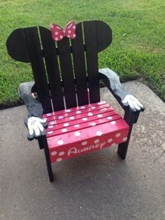 a minnie mouse lawn chair made out of pallets