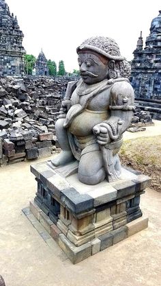 there is a statue in the middle of an outdoor area