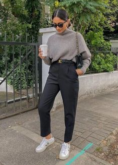 Pantalones de vestir con tenis: la combinación ideal para ir a la oficina | Glamour Outfit Zapatillas, Fest Outfits, Outfit Chic, Business Outfits Women, Neue Outfits