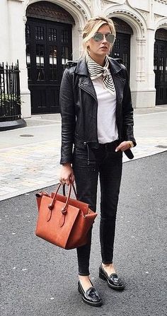 How To Wear Loafers, Winter Jacket Outfits, Jacket Outfit Women, Plain White T Shirt, Loafers Outfit, Style Casual Chic, Jeans Street Style, Scarf Outfit