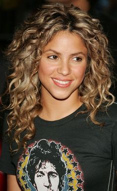 curly hairstyles length mid should definitely try beautiful medium Kręcony Bob, Shakira Hair, Trendy We Fryzurach, Curly Hair Trends, Layered Curly Hair, Shampoo For Curly Hair, Fashion Star