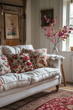 40 Beautiful English Cottage Decor Designs English Country Living Room Furniture, Small Cottage Decor, Vintage English Cottage Interiors, English Cottage Style Interior, English Cottage Style Decor, Woman Cave Ideas, Cottage Couches, English Country Living Room, English Home Decor