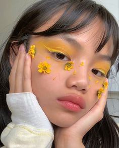 💛 Pillow Lips Makeup Tutorial, Yellow Aesthetic Makeup, E Girl Makeup, Artsy Makeup, Cool Makeup Looks, Cute Makeup Looks, Creative Eye Makeup, Creative Makeup Looks