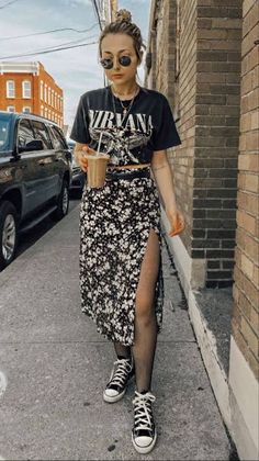 Green Skirts, Look Grunge, Concert Fit, Skirts Summer, Egirl Outfits, Pastel Outfit, 2024 Style, Elegante Casual, Skirt Midi