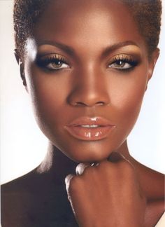 A smokey eye, great for darker complexions -  Bright gold/Bronze tones swept across the lid, paired with deep smokey browns and nude lip African American Weddings, Dark Complexion, Braut Make-up, Dark Skin Makeup, Nude Lip, African American Hairstyles, Brown Girl, Bright Gold, Makati