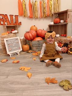 Halloween 10 Month Pictures, Fall Photoshoot Babygirl, Fall 1 Year Photoshoot, Diy Pumpkin Patch Photo Shoot, Fall Themed Baby Photoshoot, Baby November Photoshoot, Fall Theme Baby Photo Shoot, Diy Baby Fall Photoshoot