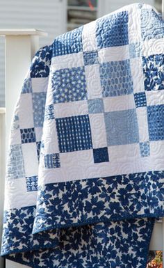 Watch this Simple Easy Squares Quilt Tutorial. Today’s Super Simple Squares Quilt is as easy as boiling an egg – maybe easier- but you can count on Jenny to show you the slickest, most efficient way to make it. Follow Missouri Star Quilt Co. for more quilting tutorials & inspirations! French Country Quilts Farmhouse Style, Blue And White Quilts, Blue Quilt Patterns, Charm Pack Quilt Patterns, Charm Square Quilt, Quilting Digest, Charm Pack Quilts, Creeper Minecraft, Two Color Quilts