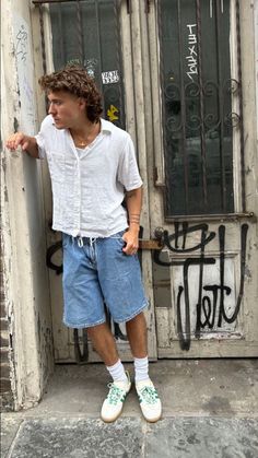 Discover men linen outfit summer ideas. Find stylish and breathable clothing options featuring linen for a cool and comfortable summer look. Preppy Mens Outfits, Men Linen Outfit Summer, Summer Denim Outfits, Summer Fits Men, Ny Outfits, Festival Inspo, Guy Fits, Mens Summer Outfits, Boy Fits