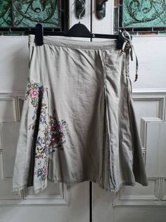 Gorgeous 90s Y2k boho hippy cargo panelled skirt in pale khaki with embroidered panel Size UK8 (low waist) may also fit size uk10 US 4 EU36 Side zip Tie trim to  Measurements Waist 30"  Length 23" Good preloved condition  100% cotton Made by Moto, Topshop All orders are shipped using biodegradable and recycled ♻️ packaging where possible Kharki Cargo Skirt, Spring Y2k Cargo Skirt With Pockets, Summer Beige Cotton Cargo Skirt, Vintage Beige Mini Skirt, Vintage Cargo Skirts Shoet, Y2k Boho, Hippie Skirts, Zip Ties, Paneled Skirt