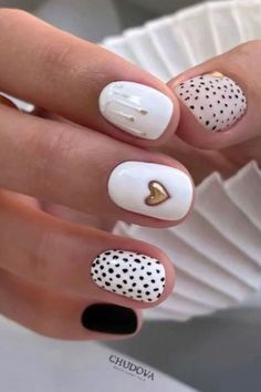 The latest nails trends that you'll want to copy. Read on to discover the hottest art, nail shapes and nail colors this year. Happy Nails, Black Nail, Short Nail Designs, Fancy Nails, Chic Nails, Valentines Nails, Square Nails, Perfect Nails