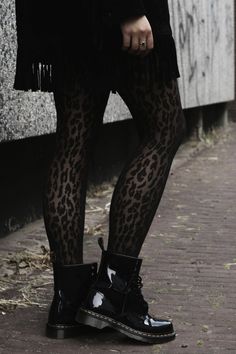 Martens Outfit, Doc Martens Outfit, Winter Boots Outfits, Winter Tights, Tokyo Street Fashion, Trendy Boots