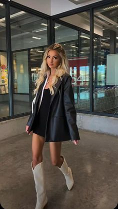 Keyword Heavy Description   • City Outfit  • Date night outfit  • Black outfit  • Leather jacket  • Outfit Leather Jacket, White Boots Outfit, Outfit Botas, Fall Boots Outfit, Cowgirl Style Outfits, Fest Outfits, Country Style Outfits