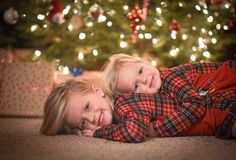 Sibling Christmas Pictures, Toddler Christmas Photos, Christmas Photoshoot Kids, Christmas Pictures Kids, Baby Christmas Photography, Christmas Baby Pictures, Christmas Poses, Christmas Portrait