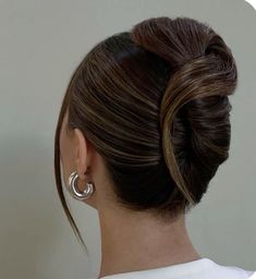 Classy Sleek Updo Hairstyle 🤎 Clean Updo Wedding, Gown Hairstyles, Hairstyle Low Bun, Ballet Hairstyles, Roll Hairstyle, Cool Blonde Hair, Low Bun, Hair Up Styles, Hair Shows