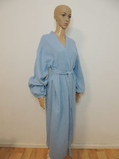 Pamper your skin and yourself with a beautiful muslin robe. This versatile and stylish robe is made from natural muslin cotton with the environment in mind. It is made from three layers of lightweight muslin fabric, making it soft, comfortable but still lightweight. Thanks to its texture, our bathrobe is breathable and does not irritate the skin at all. An essential piece in your summer clothing whether at home, outside or on the beach, you will feel comfortable at all times. Material: Muslin Co Blue Summer Robe For Relaxation, Spring Cotton Robe For Relaxation, Spring Relaxation Cotton Robe, Summer Cotton Robe For Daywear, Long Sleeve Cotton Sleep Kimono, Cotton Robe With Long Sleeves For Daywear, Long Sleeve Summer Robe For Home, Summer Long Sleeve Home Robe, Spring V-neck Home Robe