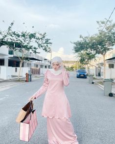 Baju Kurung Moden Style, Muslimah Dress, Hijabi Fashion Casual, Muslim Women Hijab, Muslim Fashion Dress, Muslim Outfits, Fashion Illustration Dresses, Muslimah Fashion Outfits, Fancy Dress Design