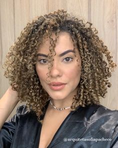 @arquitetasofiapacheco loira 3c Hairstyles, Hombre Hair, 3c Hair, Colored Curly Hair, Curly Hair Inspiration, Penteado Cabelo Curto, Perm, Hair Goals